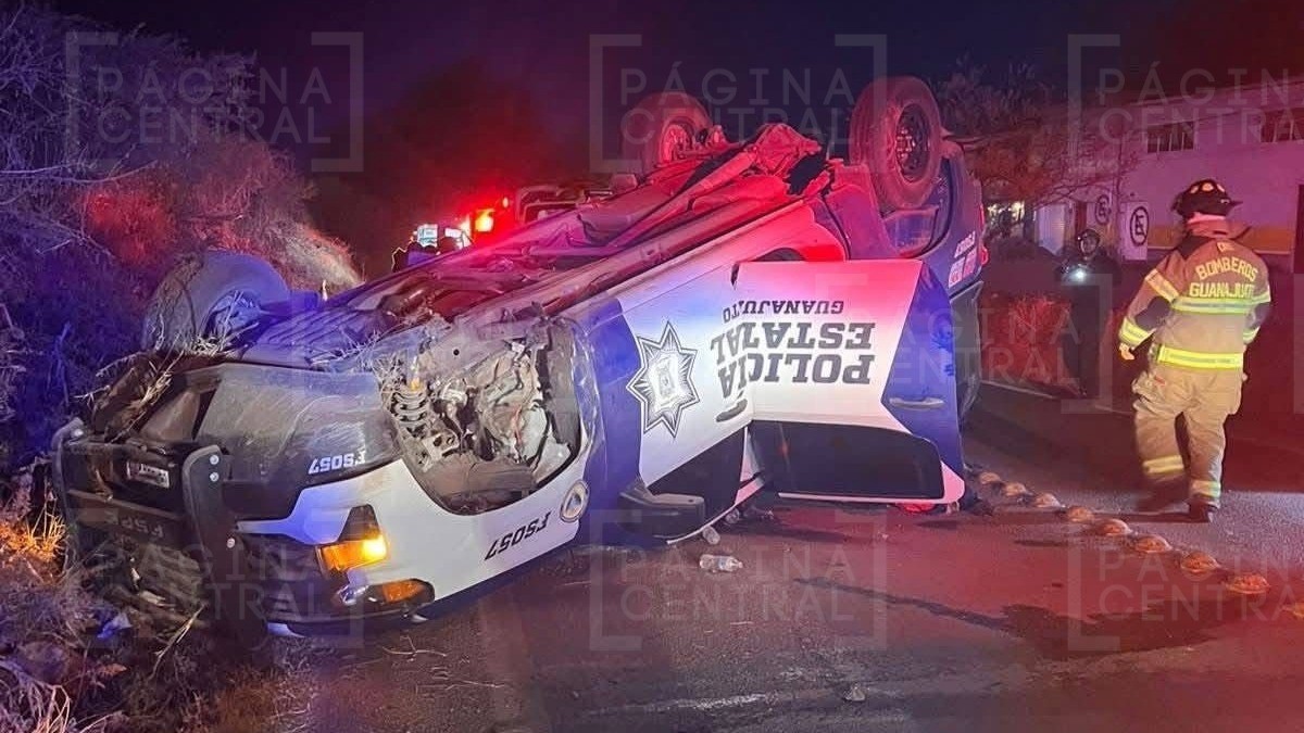 ¡Volcadura! Patrulla de la Policía queda llantas arriba en este camino
