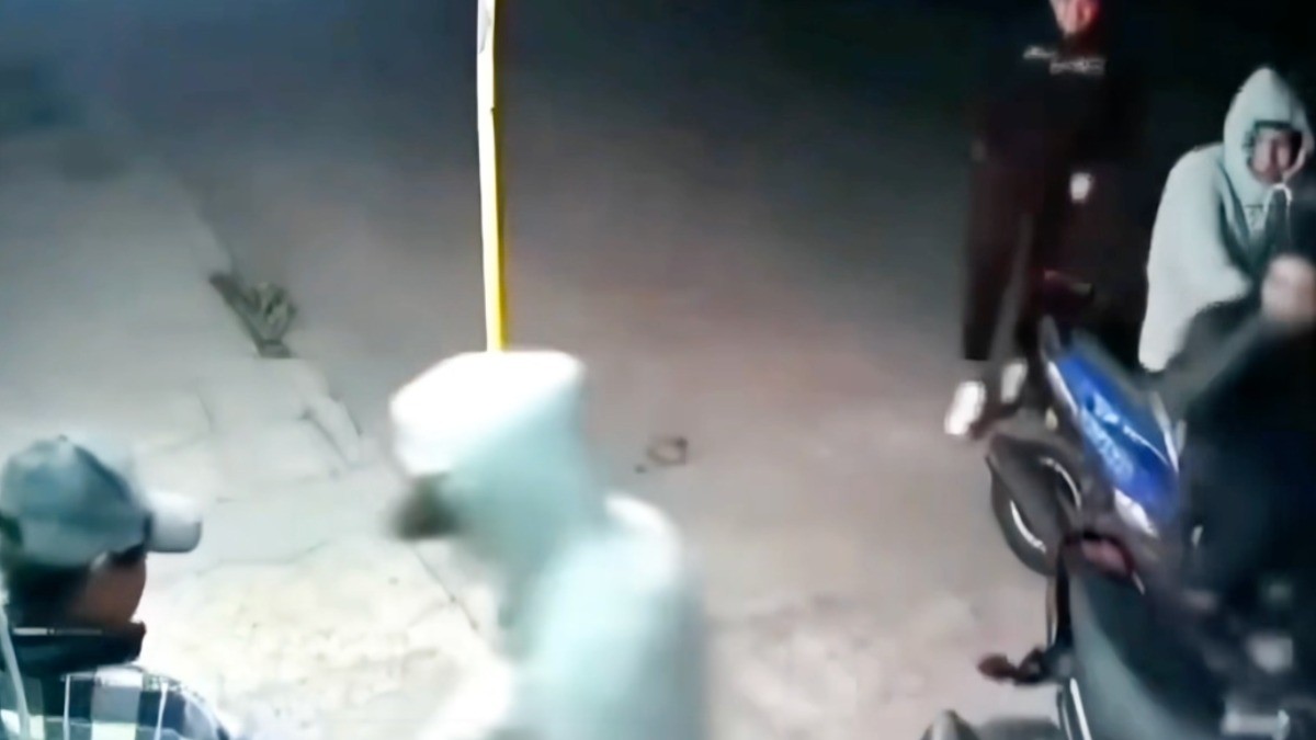 VIDEO ¡Sin tentarse el corazón! Jóvenes asaltan a abuelito barrendero mientras trabajaba