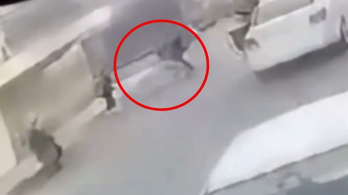 VIDEO Iban a la escuela: Madre e hijo son atacados por maestra y hombres armados