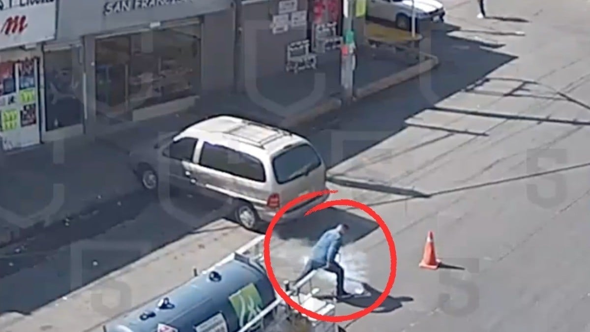 VIDEO Causa pánico fuga en pipa de gas que iba en plena calle