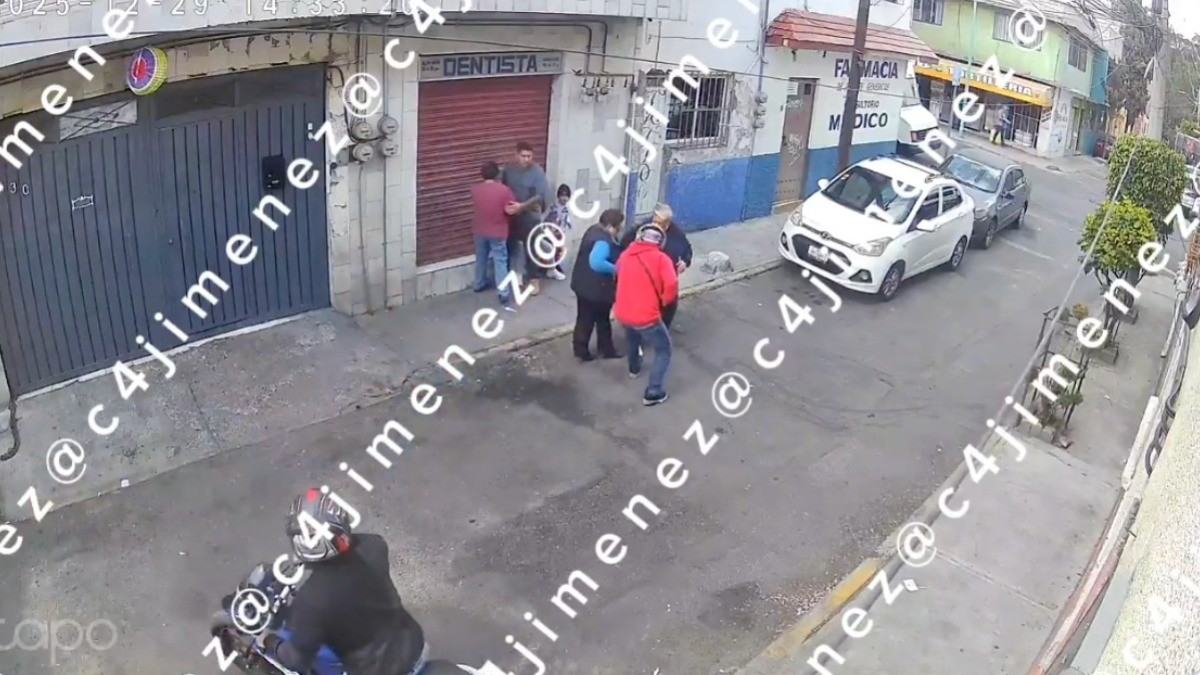 VIDEO ¡A mano armada! Abuelitas cobran su pensión, pero motociclistas las asaltaron