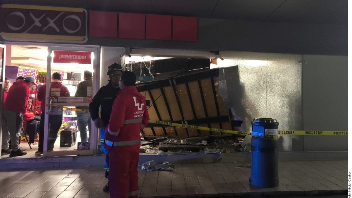 Se estrella en Oxxo y lesiona a empleada