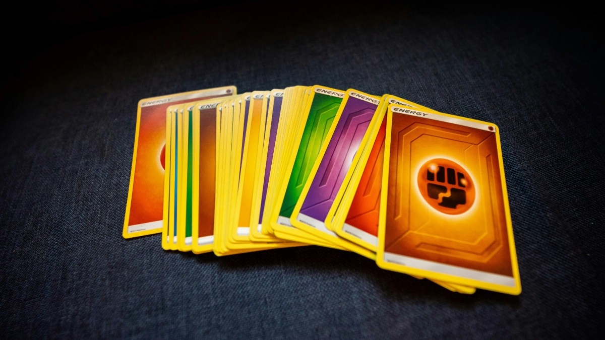 ¡Atrápenlos ya! Asaltan tienda de cartas Pokémon robando miles en coleccionables