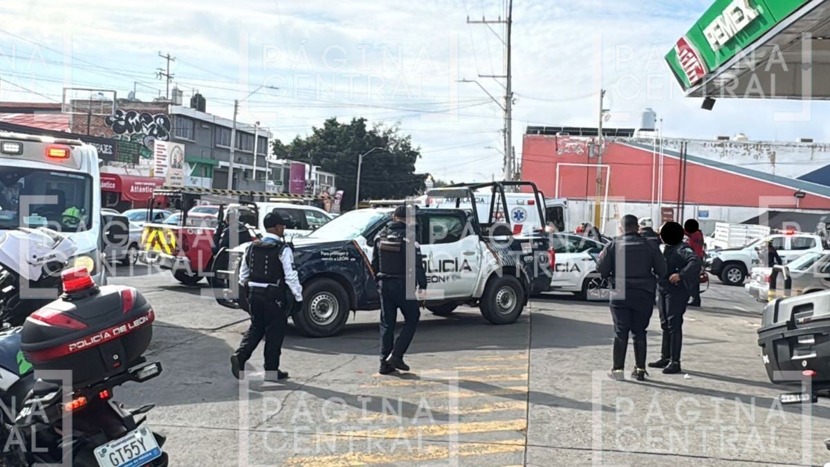 Iban en persecución: Policías chocan y vuelcan en León 