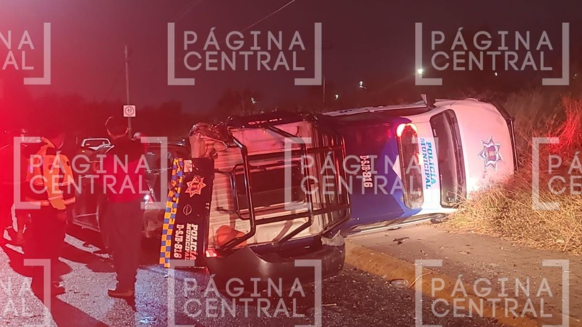 VIDEO Choque múltiple: Pierden el control y chocan 5 vehículos, entre ellos una patrulla 
