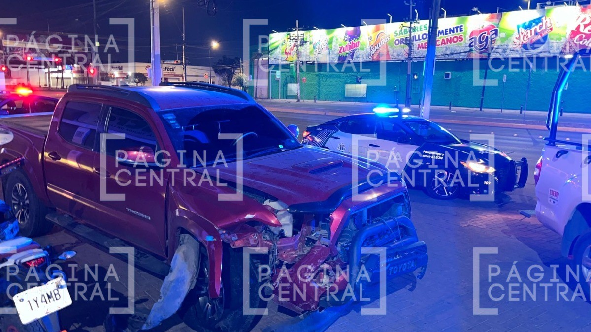 ¡Fuerte encontronazo! Choca con pasaje, deja heridos y se da a la fuga