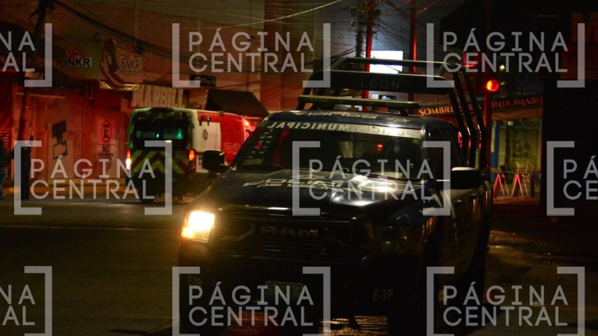 VIDEO Dormía en la calle: Hombre es atacado a balazos por sicarios, en León