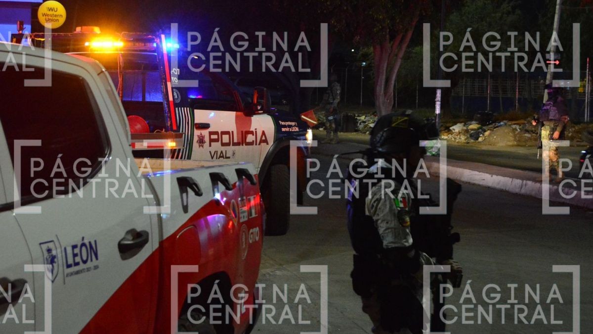 VIDEO Quedan atrapados entre los fierros: Tripulantes de auto sufren aparatoso accidente