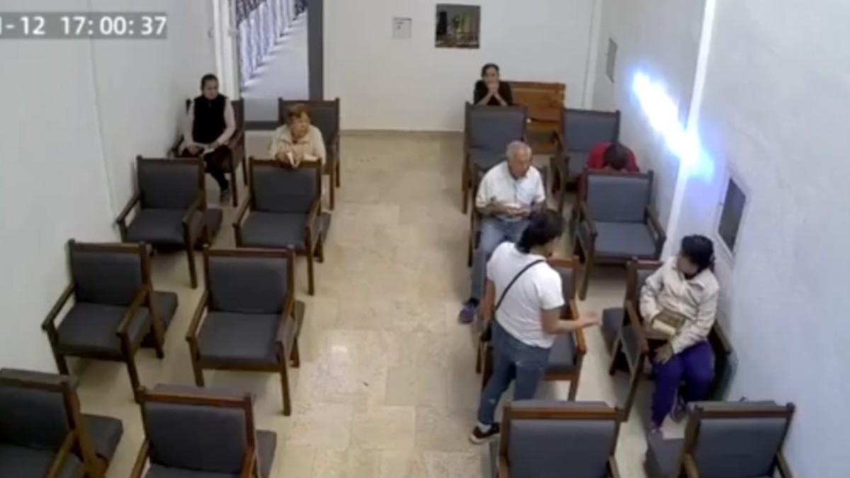 VIDEO “¡Dios la perdone!“ Indigna mujer que extorsiona a abuelitos en capilla de León