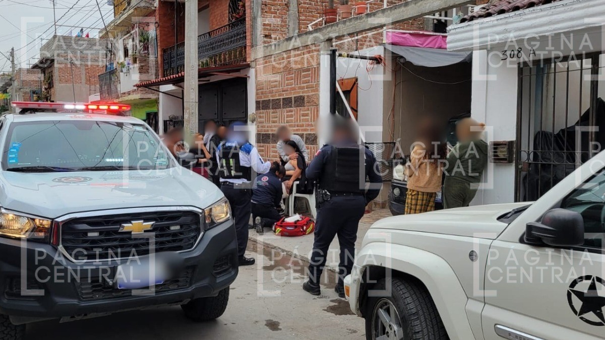 “Dale, sí puedes“ Mujer ‘echaba aguas’ a su hermana que iba de reversa y le prensó la pierna