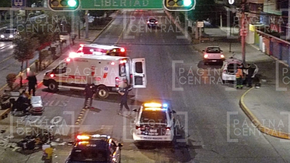 ¡Fuerte choque! Auto y moto impactan de lleno en pleno López Mateos; llamas la envolvieron