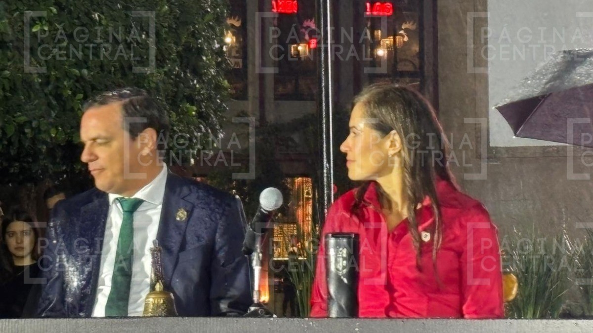 VIDEO ¡No les da frío en sesión por cumple de León! Funcionarios se empaparon en ceremonia