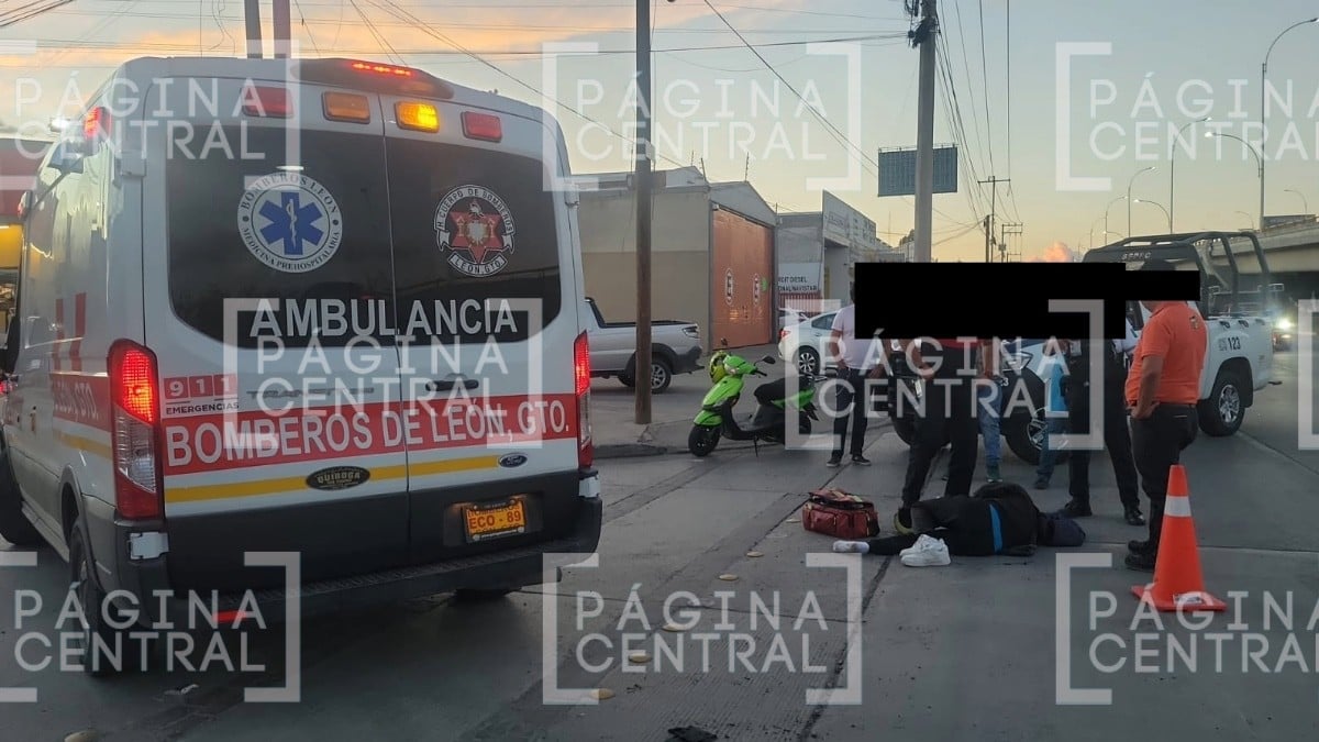 ¡Salió proyectado! Coche se le cerró y chocó a moto tras vuelta prohibida en Bulevar Morelos