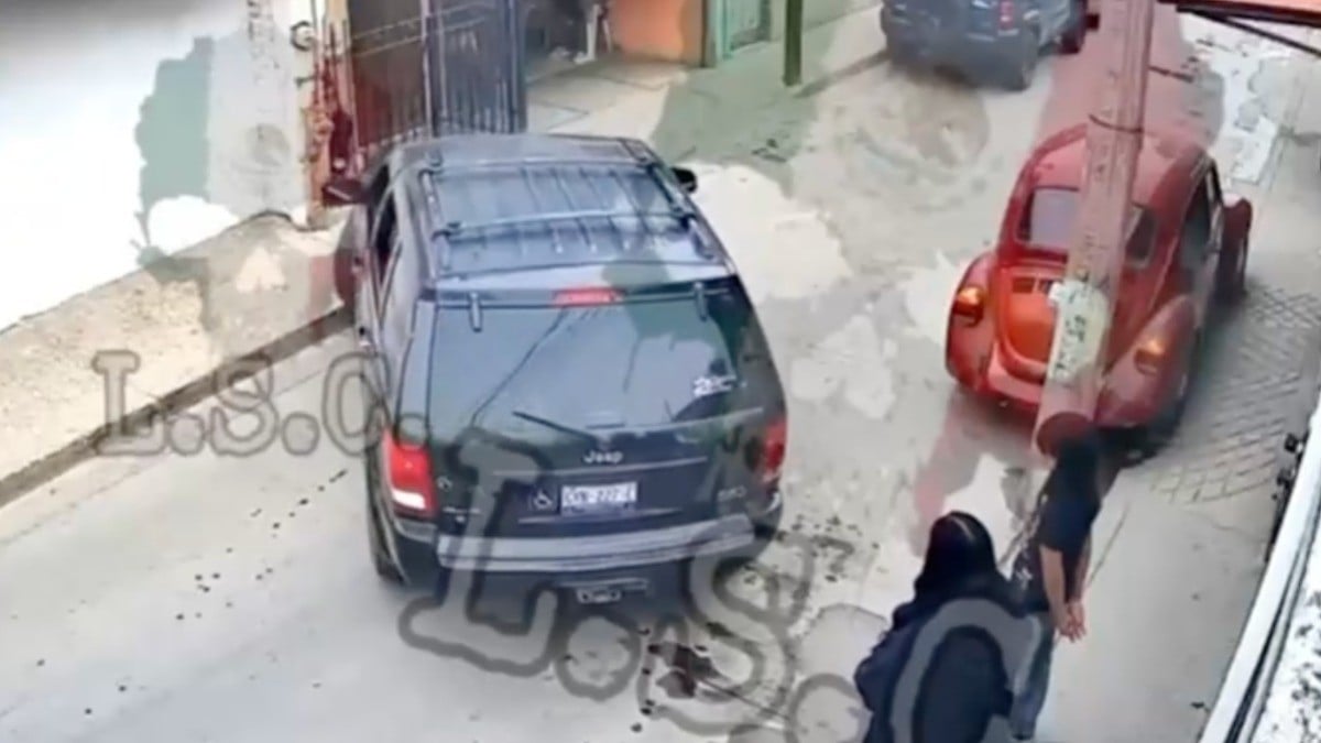VIDEO Así atropelló una mujer a su hermana cuando iba de reversa en León I