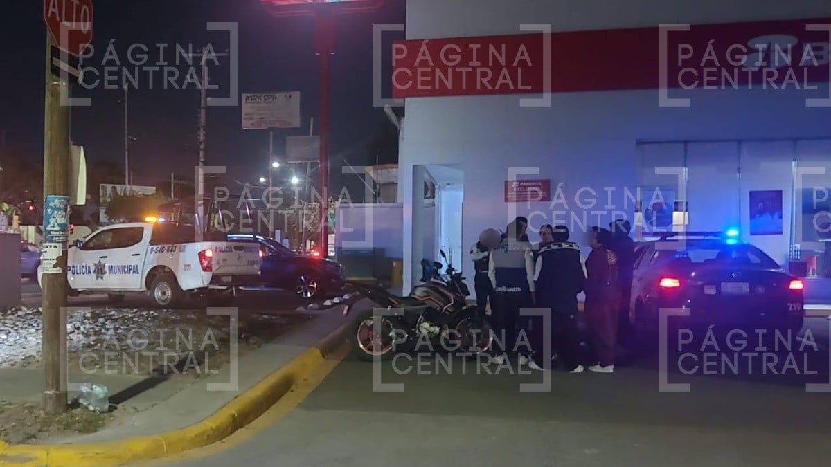 Patrulla choca a motociclista, sale herido y esperan a aseguradora para darle pase médico