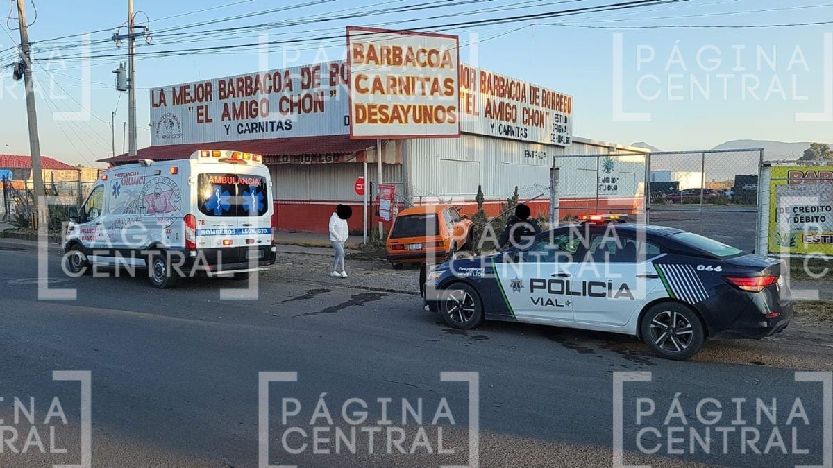 VIDEO Perdió el control: Automóvil choca y ¡casi se mete a la barbacoa!