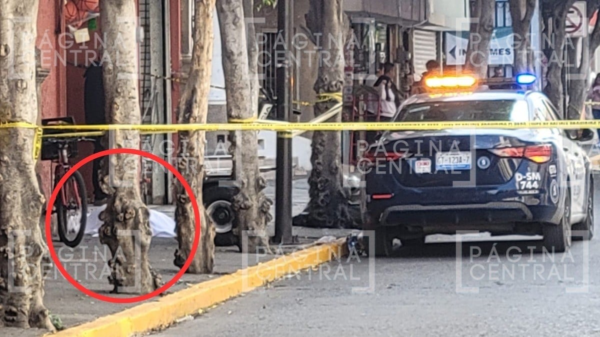 Hombre murió luego de desplomarse y convulsionarse en pleno Centro, quedó a media banqueta