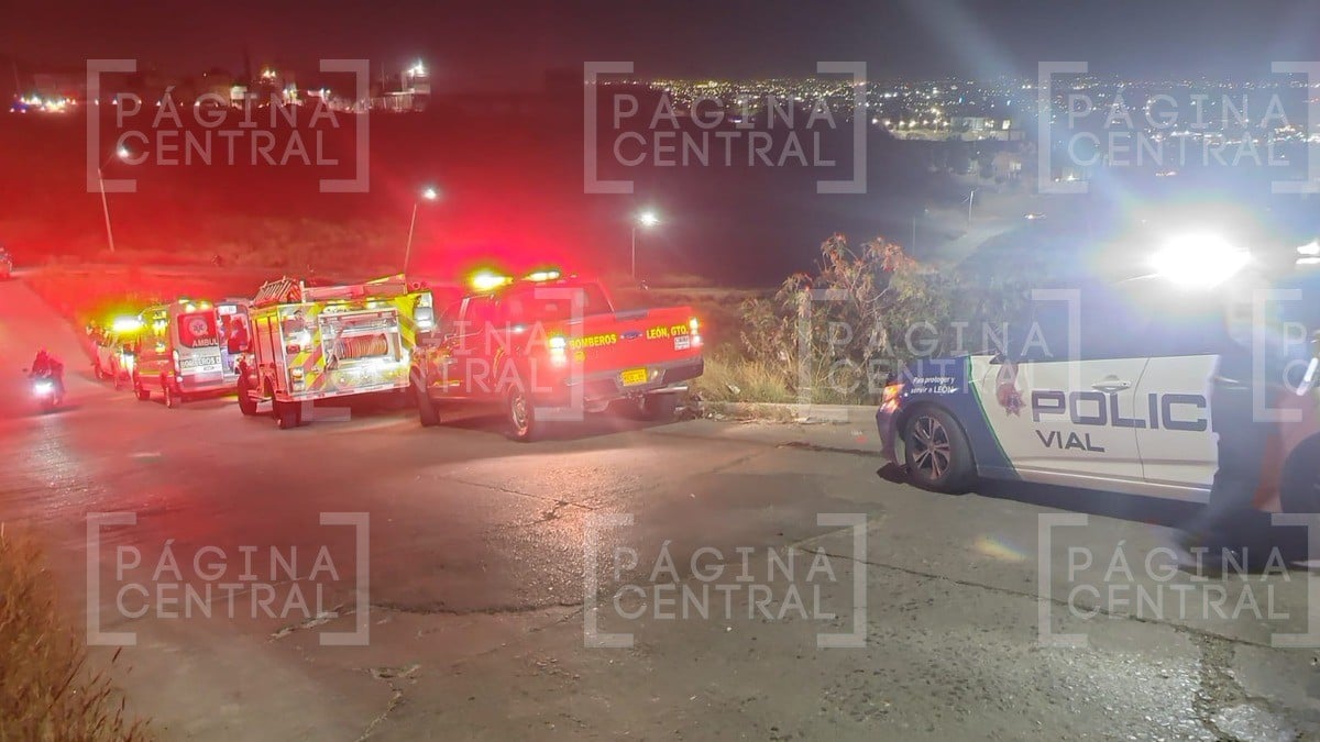 Camioneta vuelca en el 'Espinazo del Diablo' y termina en barranco; hay una herida