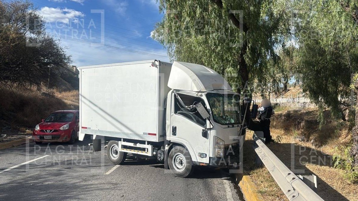 ¡Fuerte choque en Las Mandarinas! Conductor termina herido tras impactar poste y árbol