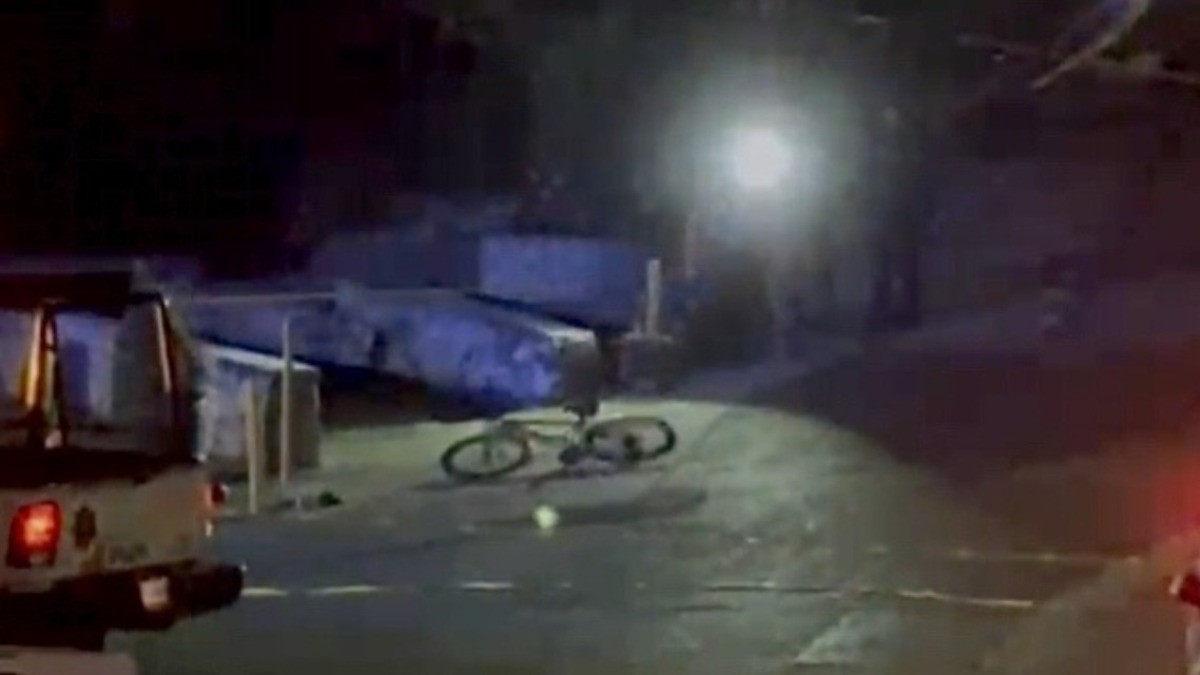 Pierde control de bicicleta; se estrella y muere
