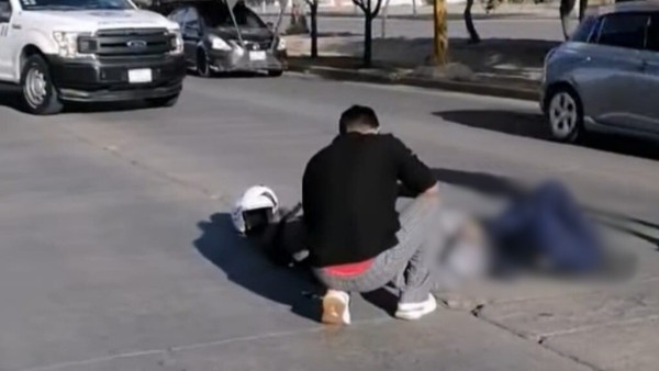 Policía de León iba en su moto hacia su casa cuando derrapó y esto le pasó en el brazo