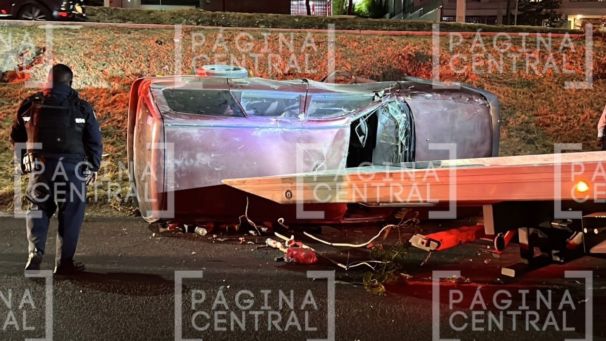 VIDEO Conductor perdió el control: Vehículo vuelca frente a fraccionamiento, en León 