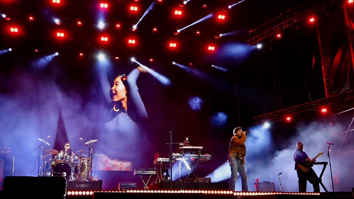 Kinky hace vibrar a León con un concierto que encendió los ánimos poco a poco