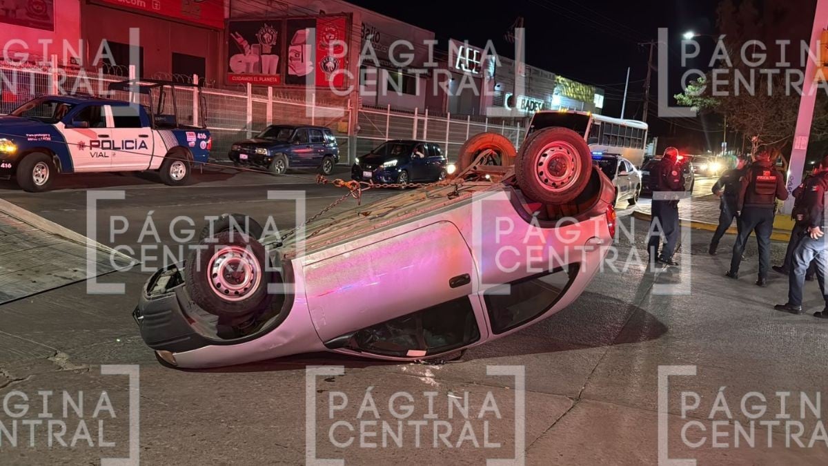 Perdió el control: Conductor vuelca en curva junto con su pareja