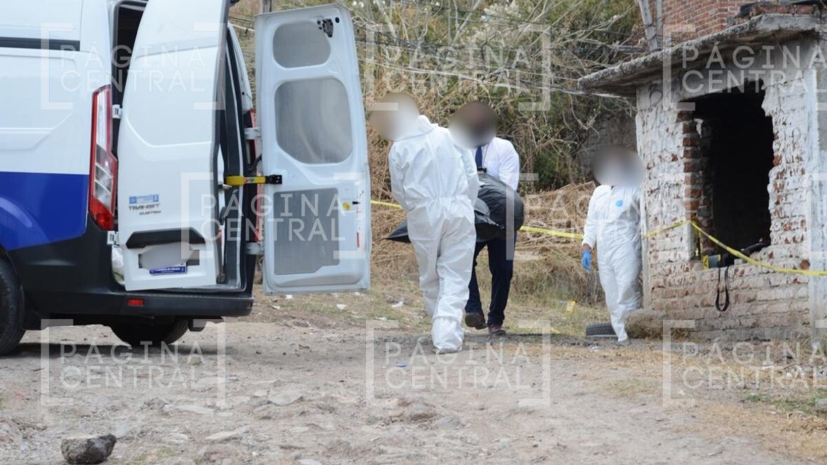 Vecinos encuentran muerto a un indigente, estaba entre la basura en un cuarto en obra negra