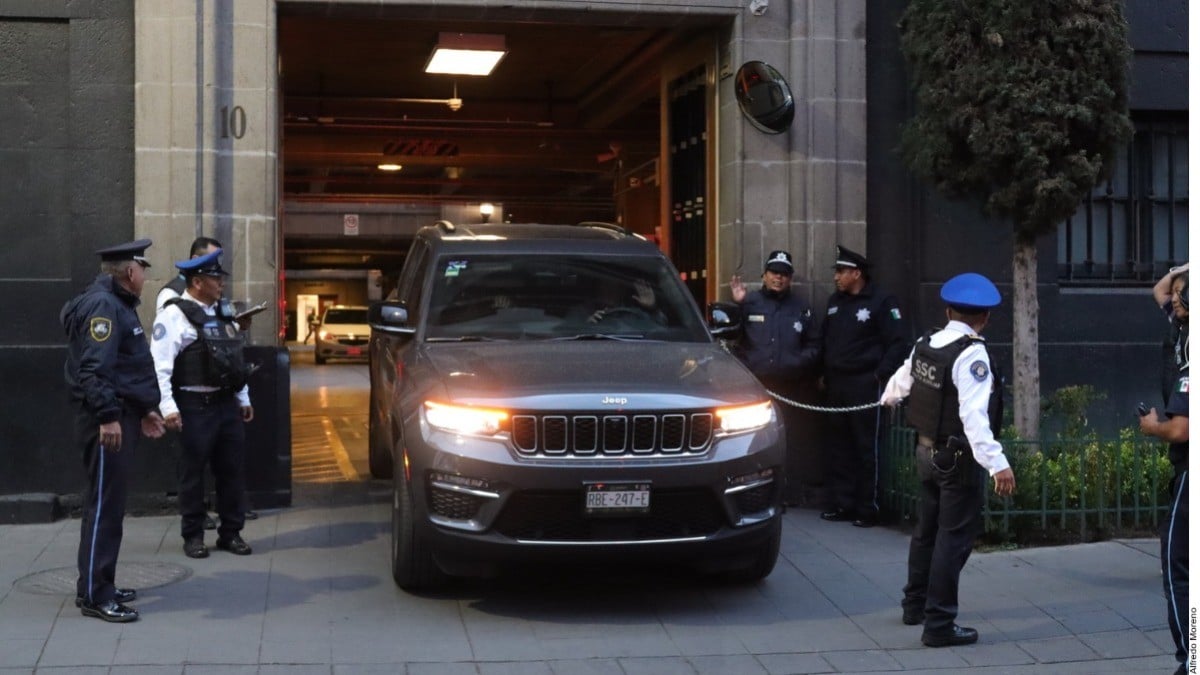 Se bajan ministros de sus camionetas