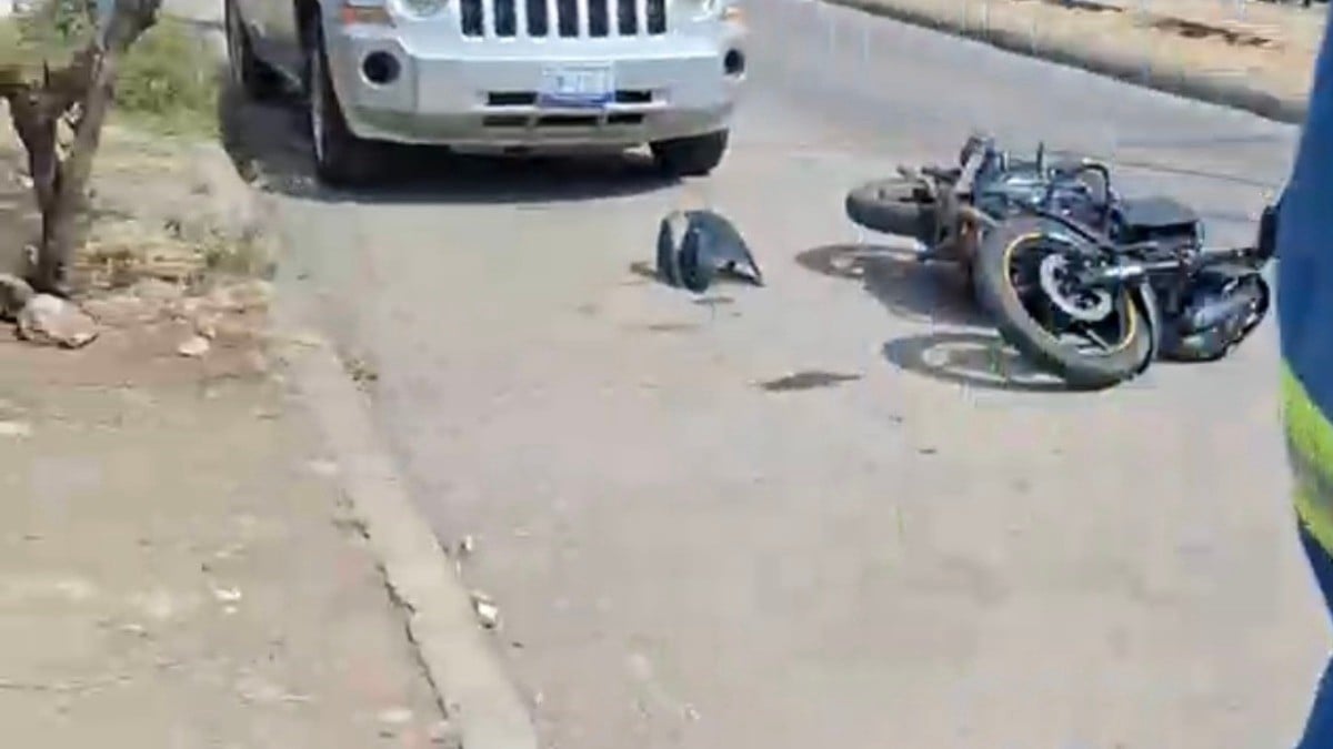 ¡Fuerte choque! Motociclista se impacta contra camión en Villas de San Juan