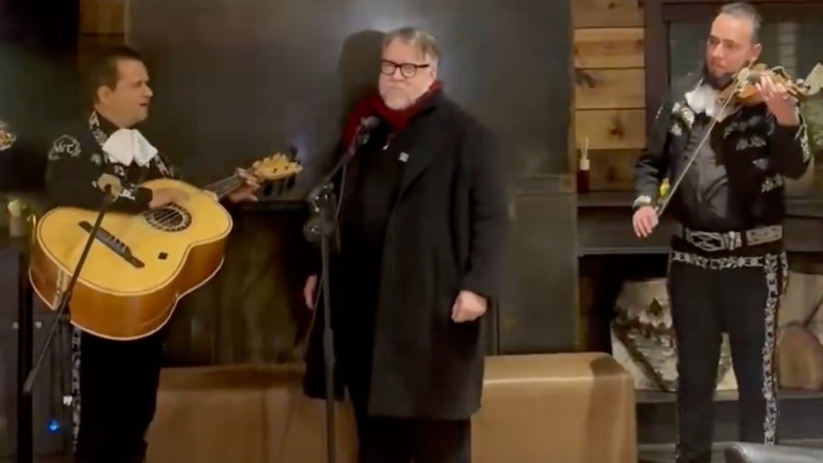 VIDEO Guillermo del Toro conquista Sundance ¡cantando con mariachi!