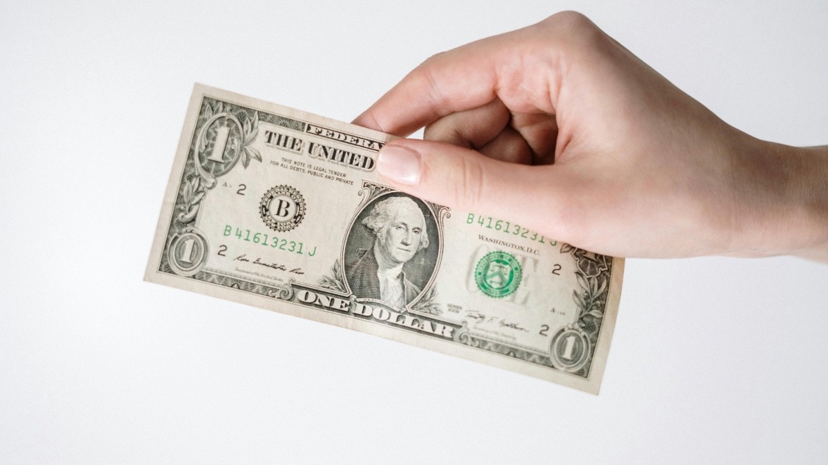 ¡Sigue en caída libre! Dólar se debilita ante el peso por declaraciones de Trump