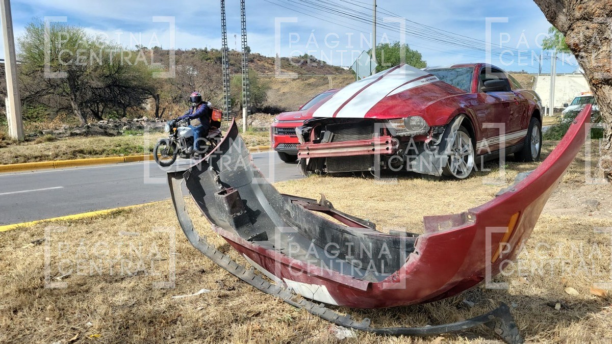 ¡Busca vías alternas! Mustang choca en el Ecobulevar y genera caos vial hacia San Pancho