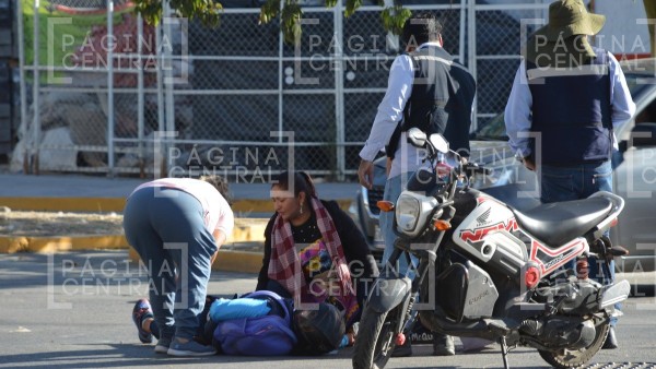 ¡Caos vial en Ibarrilla! Mujer herida tras presuntamente pasarse el alto en moto eléctrica