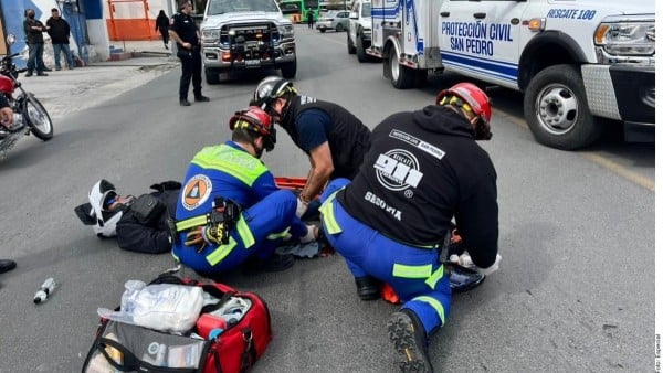 Motociclista pierde 2 dedos del pie al chocar con camioneta