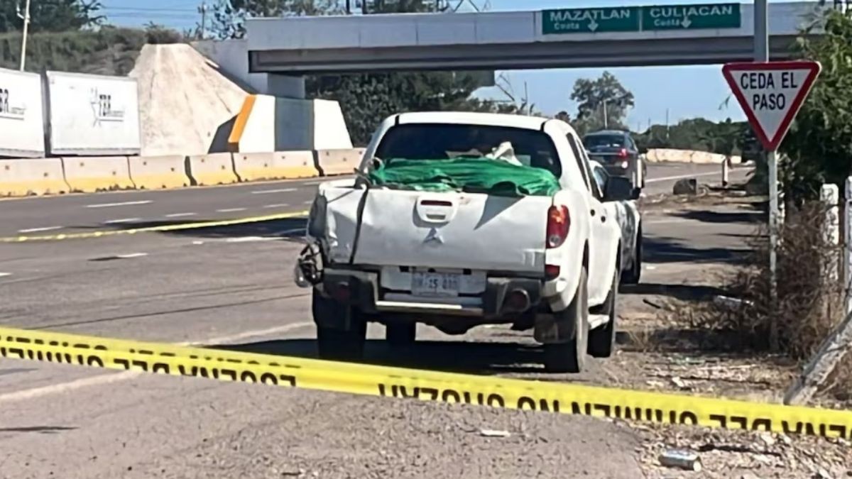 Estaban cubiertos con lonas: Abandonan cinco cuerpos apilados en camioneta 