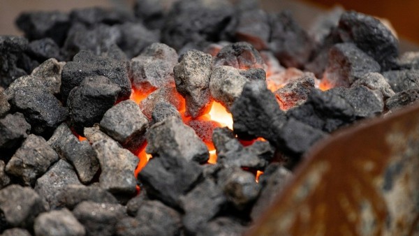 Hombre tenía tanto frío que prendió carbón en su habitación y murió intoxicado