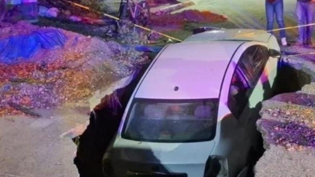 ¡Indignante! Profesor investigador muere al caer con todo y auto en un socavón ‘olvidado’