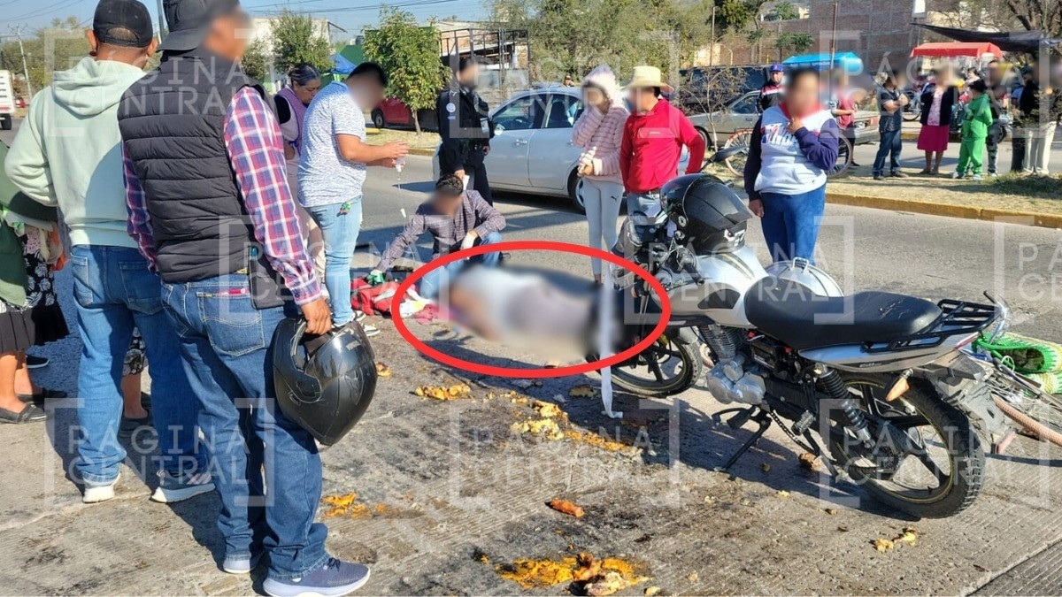 Ramón cargó su bici con verduras para ir a trabajar, pero lo atropellaron y todo quedó regado