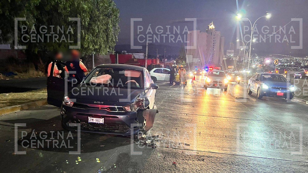 ¡Caos vial en bulevar Morelos! Vehículo invade carril contrario y provoca carambola