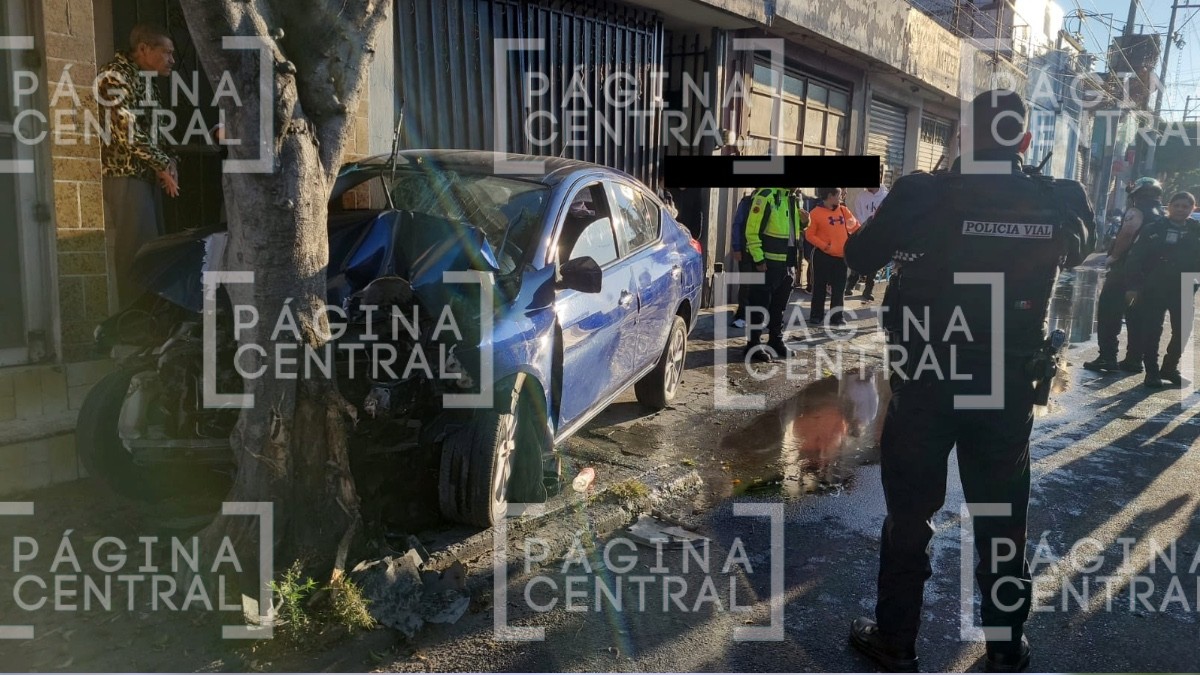 ¡Chocan contra árbol! Fuerte accidente en San Juan de Dios deja lesionados y caos vial