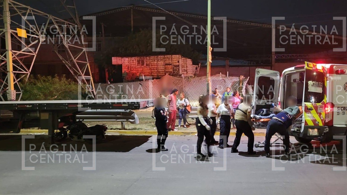 Motociclista se impacta contra remolque abandonado en este bulevar de León