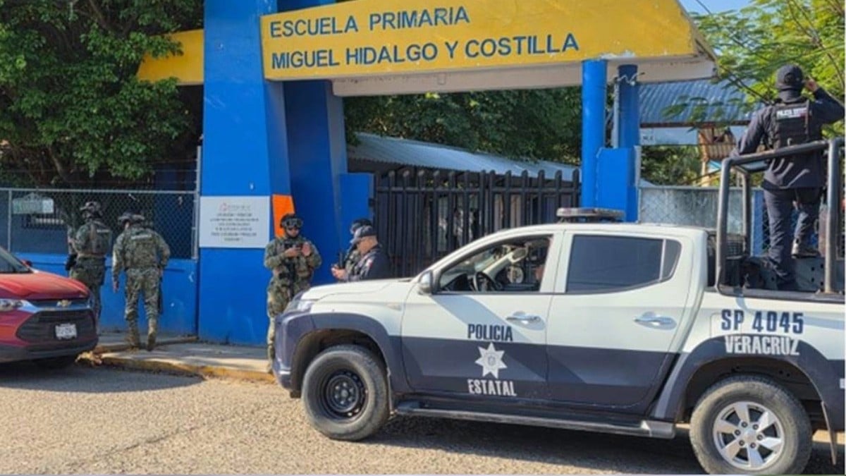 VIDEO ¡Frente a los niños! Comando armado entra a primaria y secuestra a hombre
