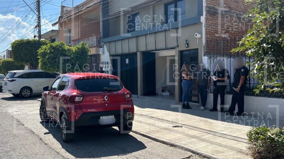Mujer iba en auto con su hijo en una avenida cuando de pronto murió en asiento del copiloto
