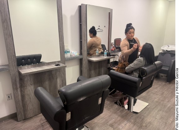 Pone Andrea Chávez salón de belleza en Senado