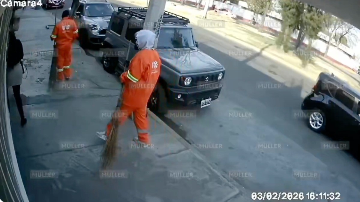 VIDEO Hombres se disfrazan de barrenderos y encañonan a mujer para robar su casa