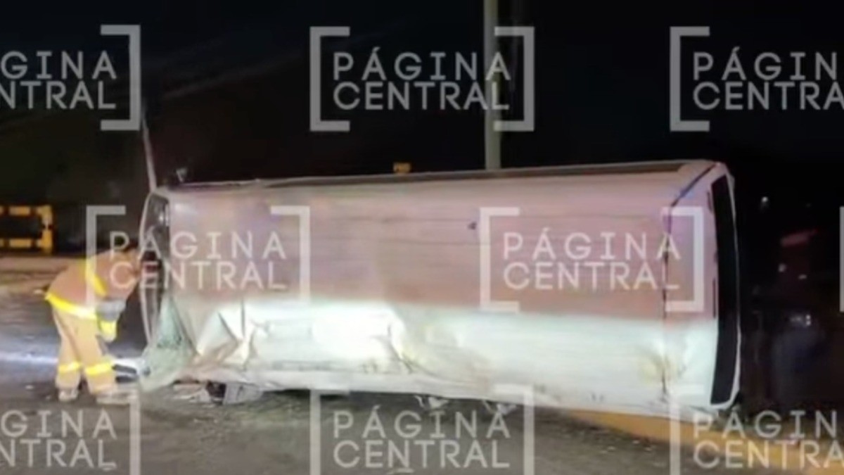 Jovencitas habrían causado volcadura de camioneta, bomberos sacaron a chofer de la cabina