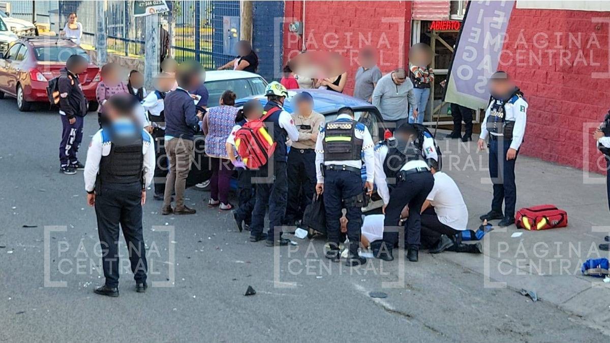 ¡Caos vial en bulevar Aeropuerto! Policía se pasa tope, choca con auto y resulta herido