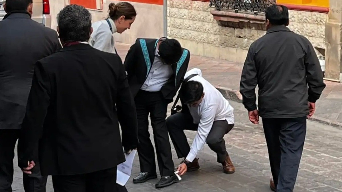 VIDEO de funcionaria limpiando zapatos al ministro Hugo Aguilar desata indignación